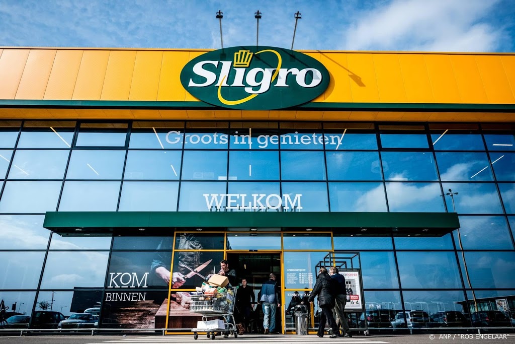 Basic-Fit blikvanger op groen Damrak