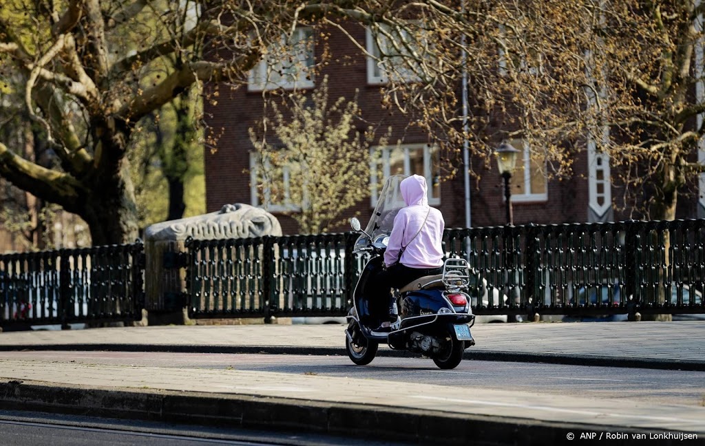 Kabinet wil vanaf medio 2022 helmplicht voor snorfietsers