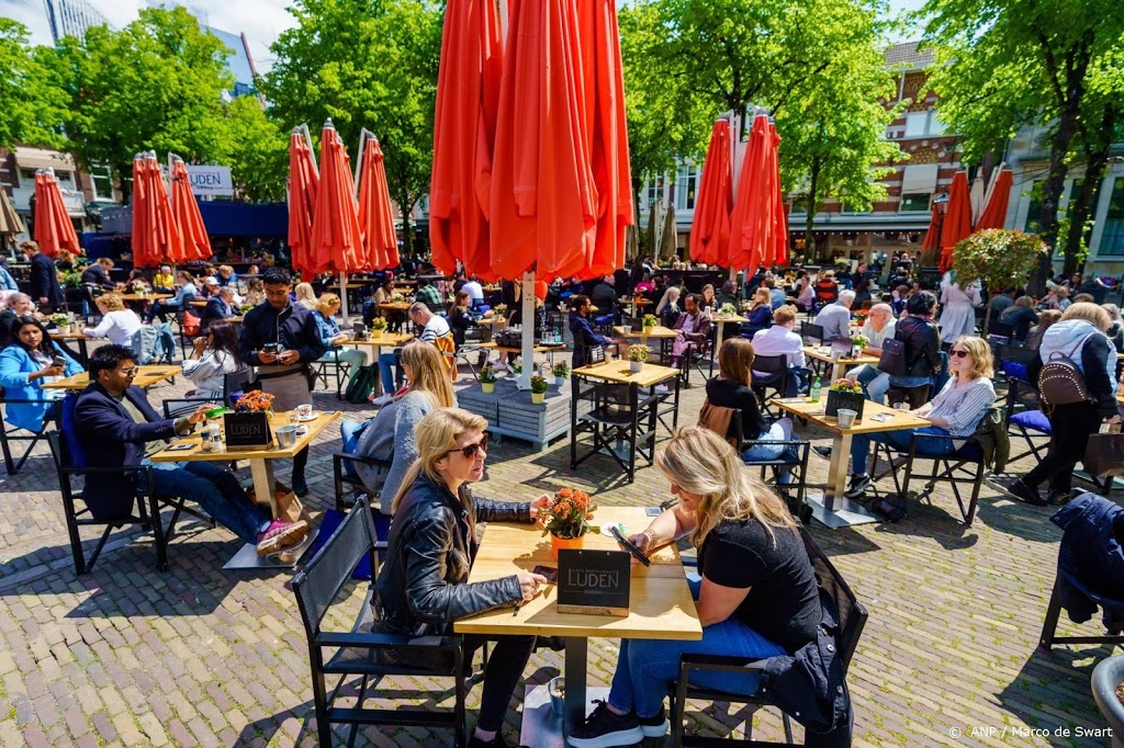 Kabinet gaat eind juni meer coronamaatregelen sneller afschalen
