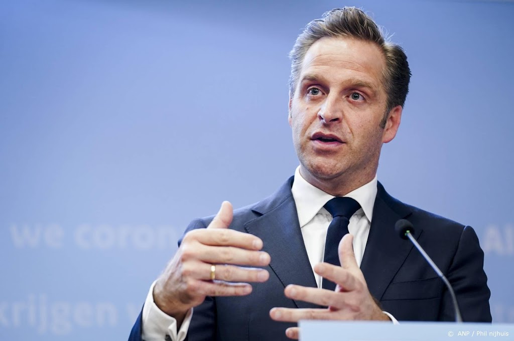 De Jonge: rustig nadenken over vaccineren kinderen