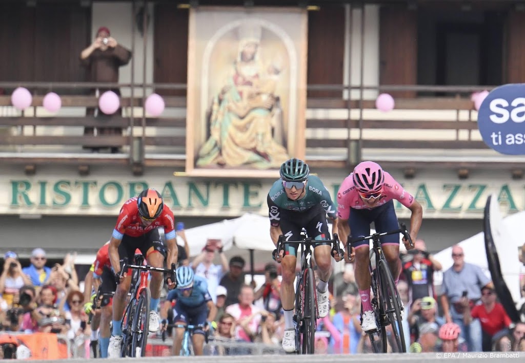 Hindley slaat toe in Giro en neemt leiderstrui over van Carapaz