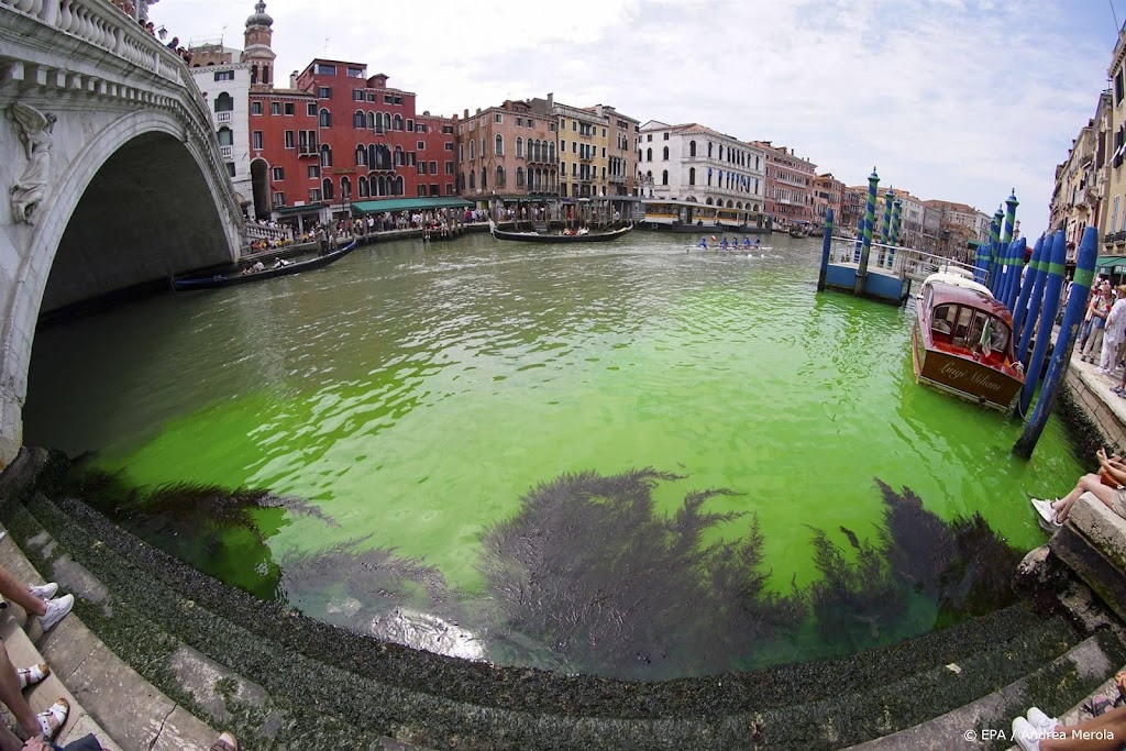 Water Canal Grande in Venetië kleurt groen