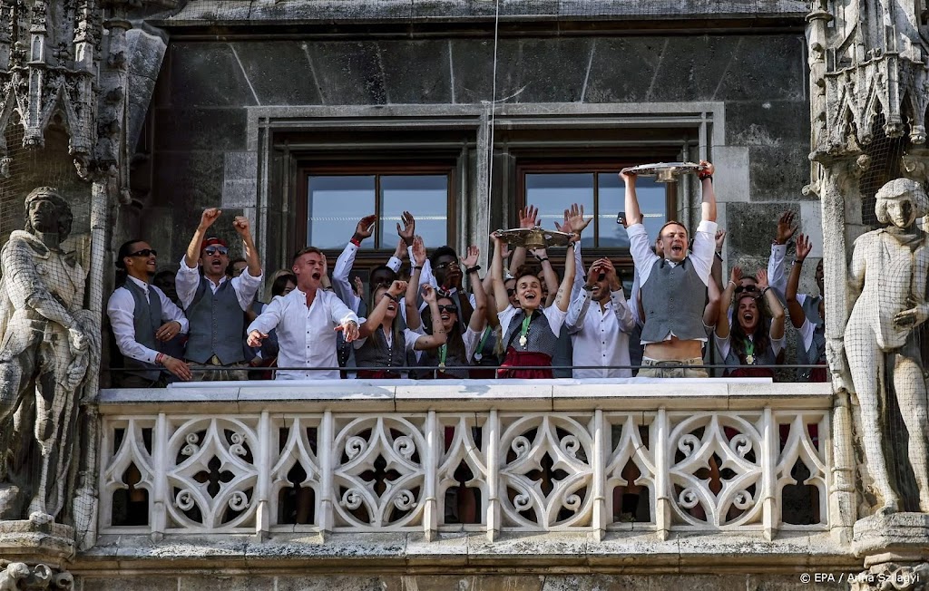Mannen- en vrouwenploeg Bayern München vieren samen kampioenschap