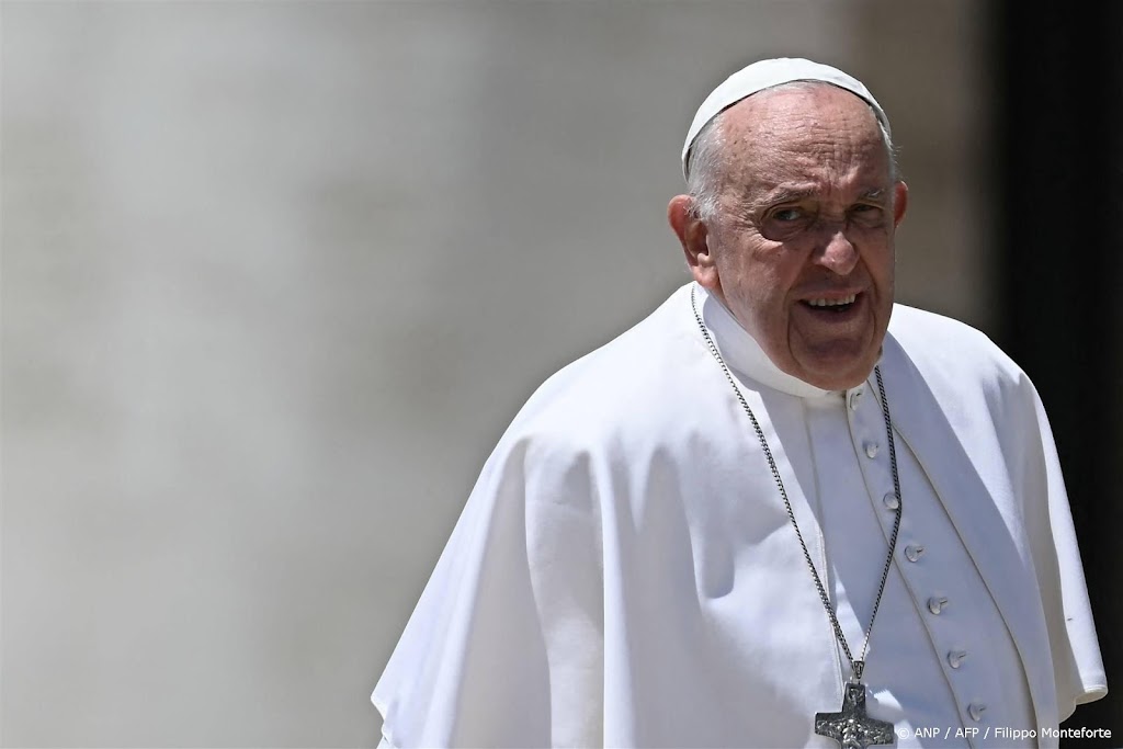 Paus verontschuldigt zich voor 'onbedoeld' homofobe opmerking