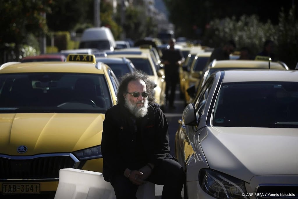 Taxichauffeurs Athene staken tegen beleid rond vliegveld
