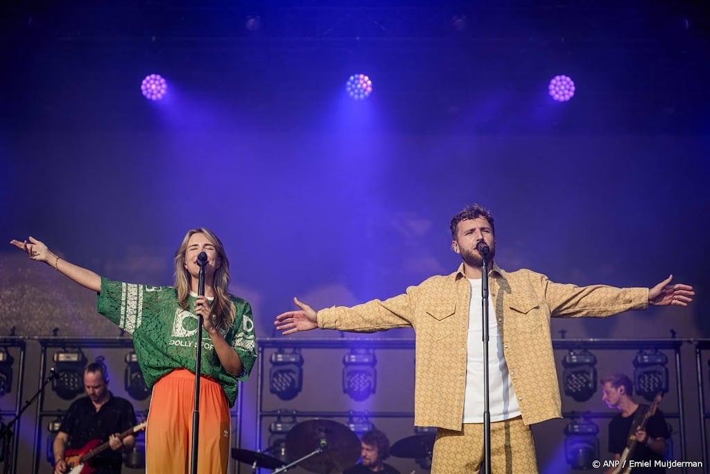 Zenders en fans draaien samen Lichtje Branden van Suzan & Freek