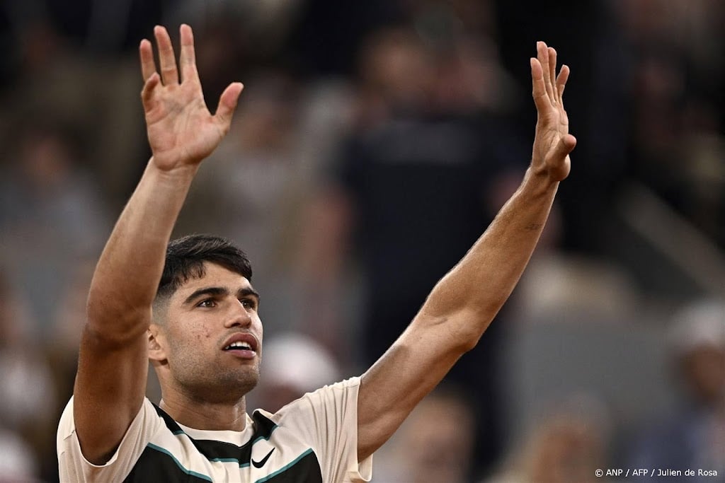 Titelverdediger Alcaraz in vier sets door op Roland Garros