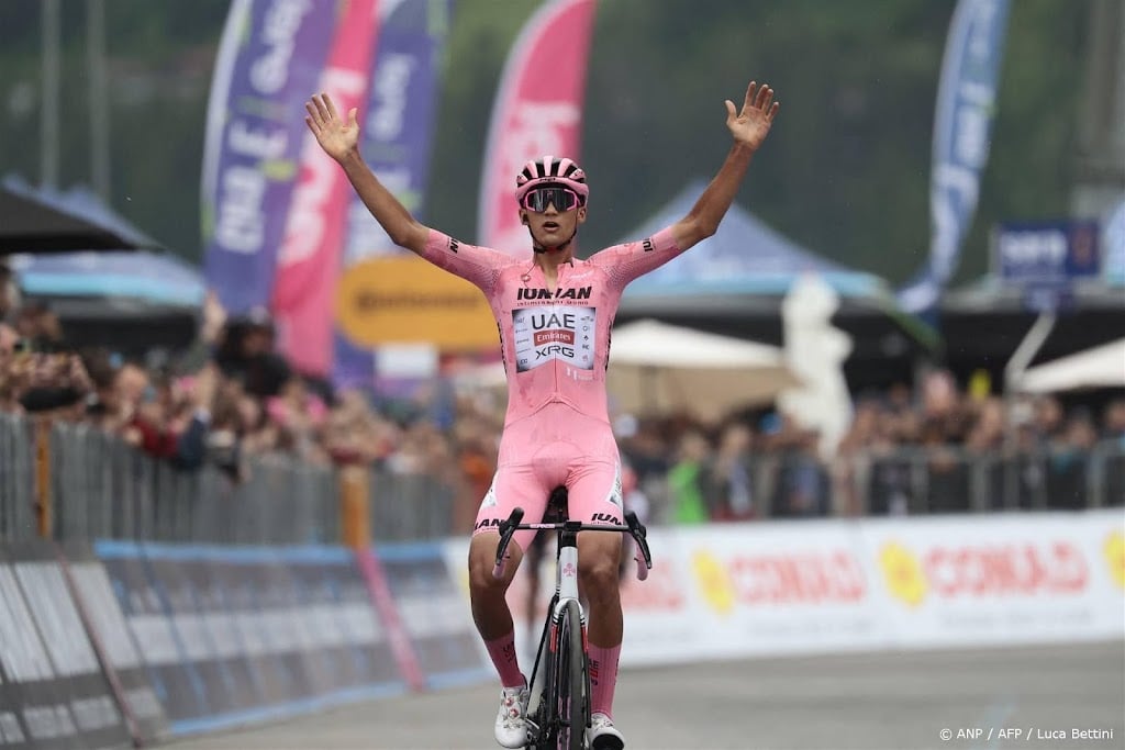 Rozetruidrager Del Toro wint zeventiende etappe in Giro