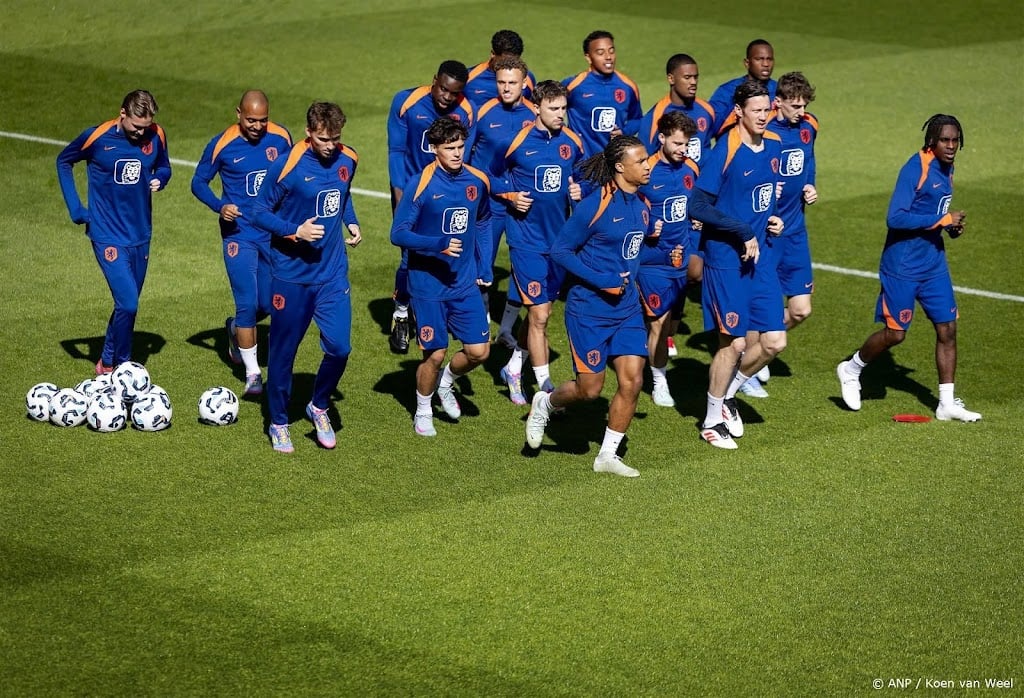 Oranje bereidt zich met kleine groep voor op WK-kwalificatie  