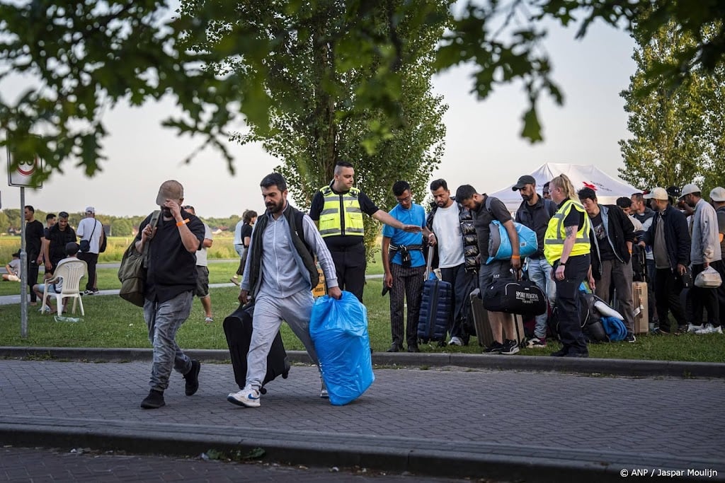 Zo'n 130 asielzoekers in opvang Groningen, 10 buiten in Ter Apel