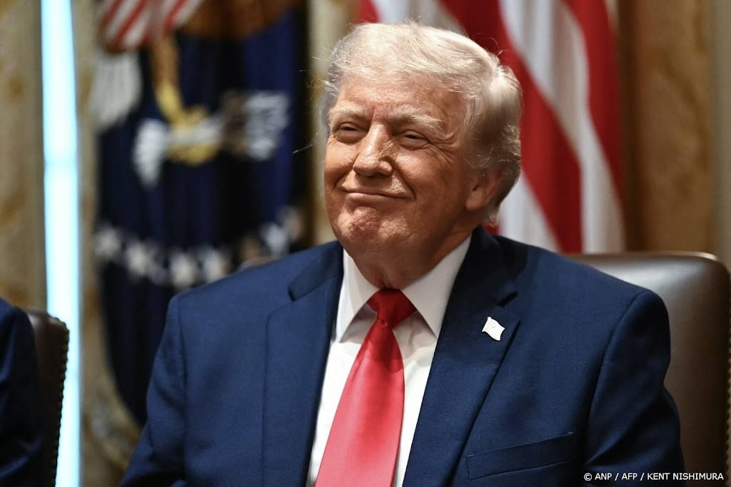 Krant: medewerkers drongen aan op 250 dollarbiljet met Trump erop