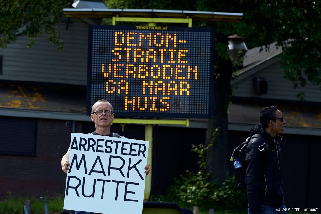 Betogers toch naar Haagse Malieveld, politie haalt ze weg