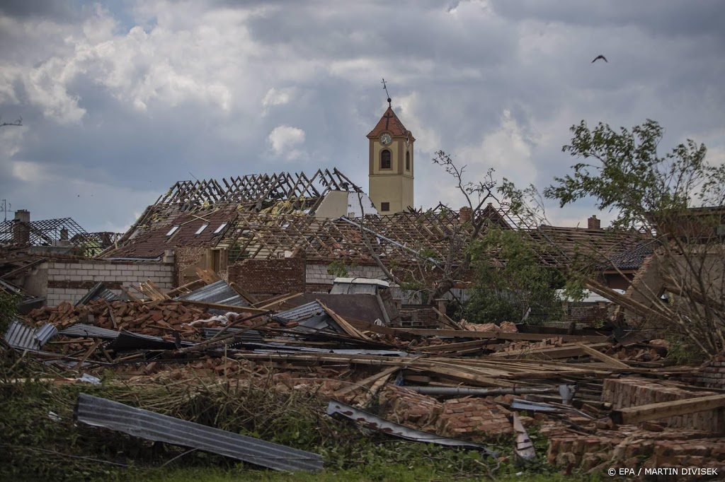 Noodhulp voor Tsjechen met door tornado beschadigde huizen 