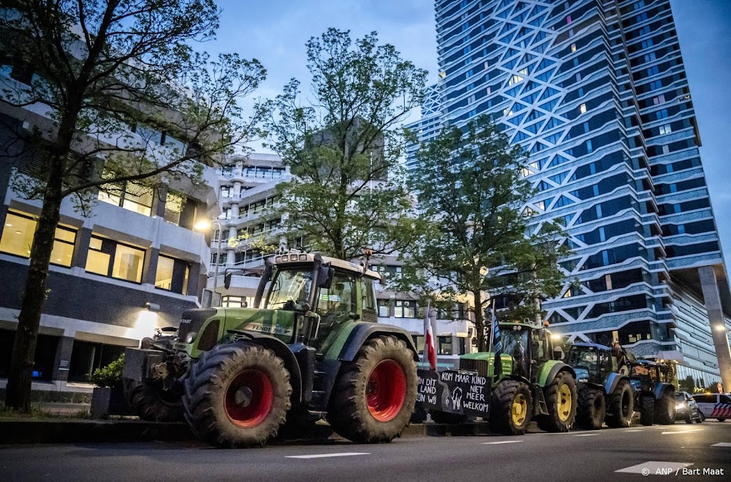 Boeren met tractoren en koeien bij de Tweede Kamer