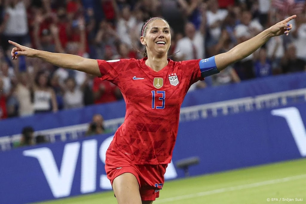 Metershoog standbeeld voetbalster Morgan tourt door Amerika