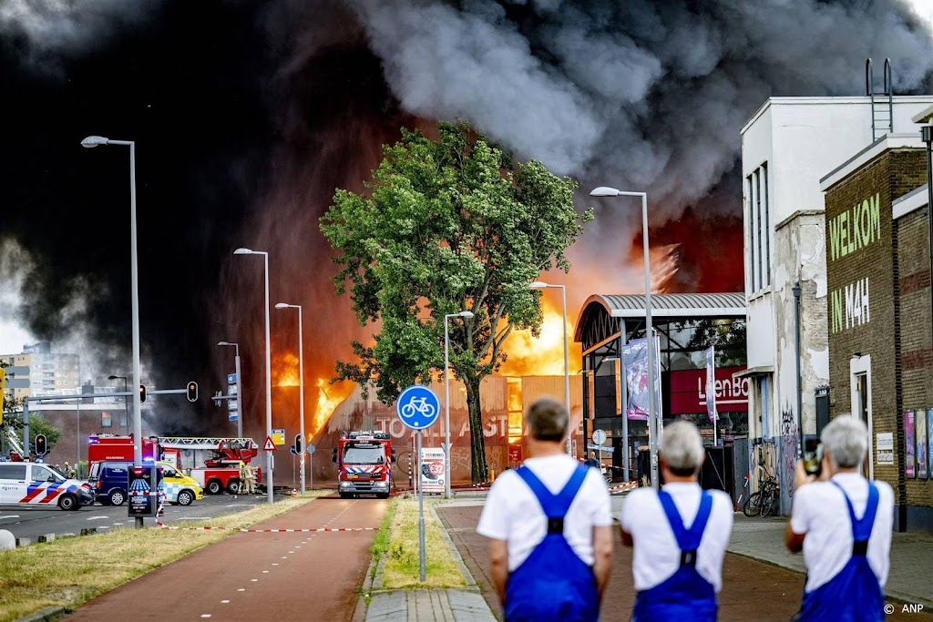 Grote brand in Rotterdam onder controle, wel nog steeds rook