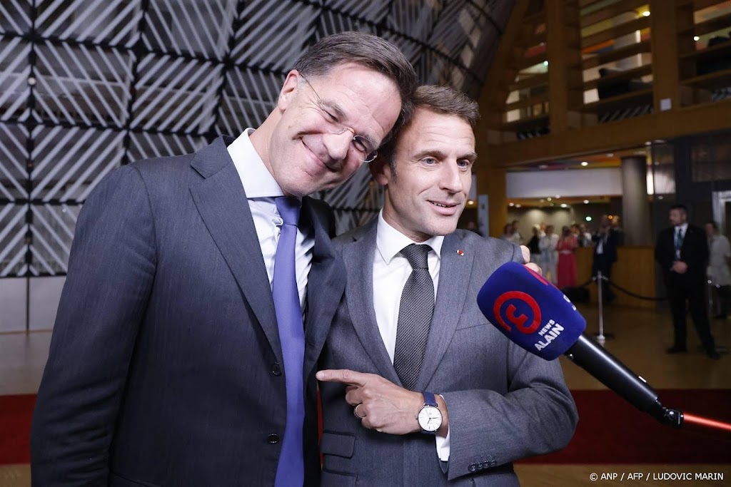 Rutte getrakteerd op 'superlief' filmpje en knuffel van Macron