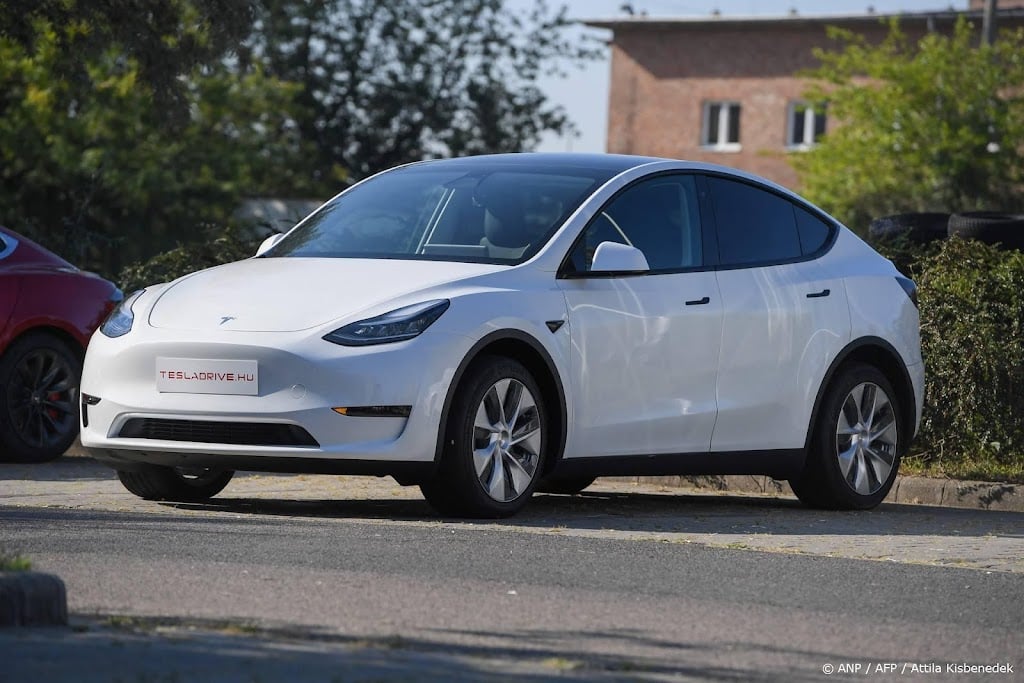 Tesla levert auto zonder bestuurder bij klant aan huis