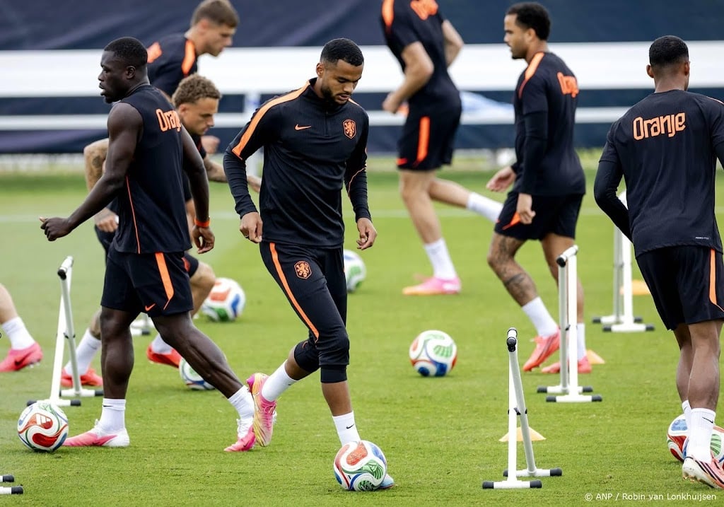 Oranje met volledige selectie op laatste training voor Marokko