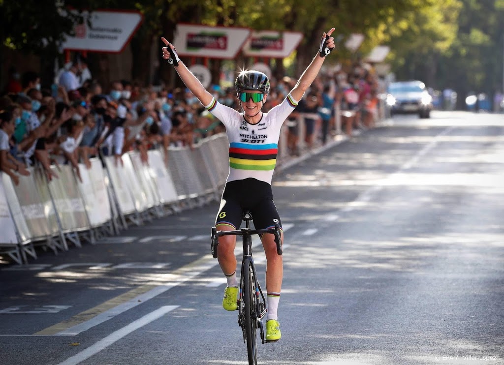 Van Vleuten weet ook in Strade Bianche alle ogen op zich gericht