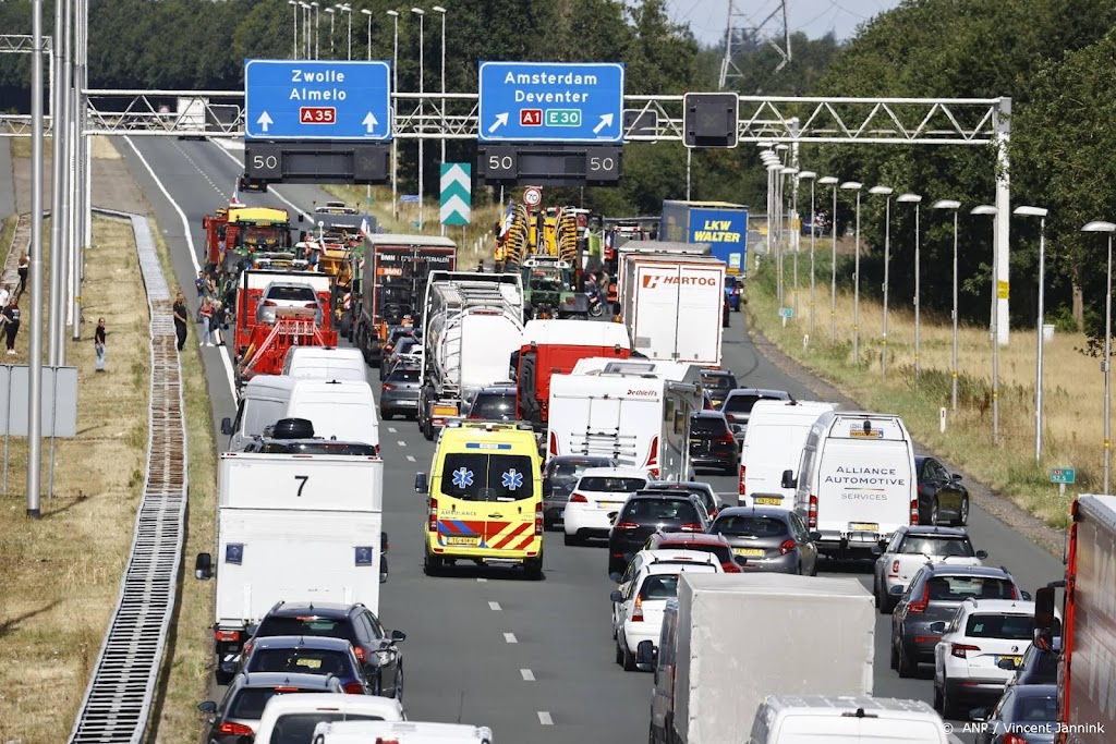 Knooppunt Azelo geblokkeerd, actievoerders barbecueën op snelweg