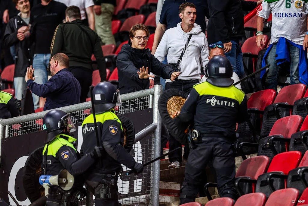 Fans met elkaar op de vuist op tribune na duel Twente-Hammarby  