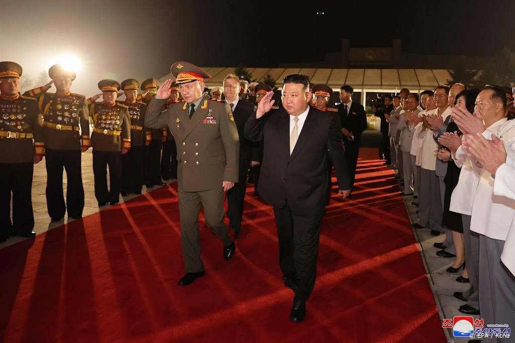 Kim Jong-un bespreekt militaire samenwerking met Sjojgoe