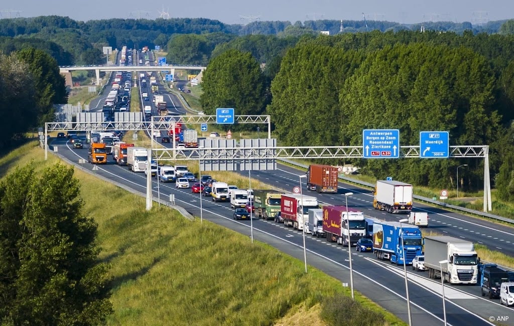 Dode en gewonden bij ongeval met drie vrachtwagens op A17