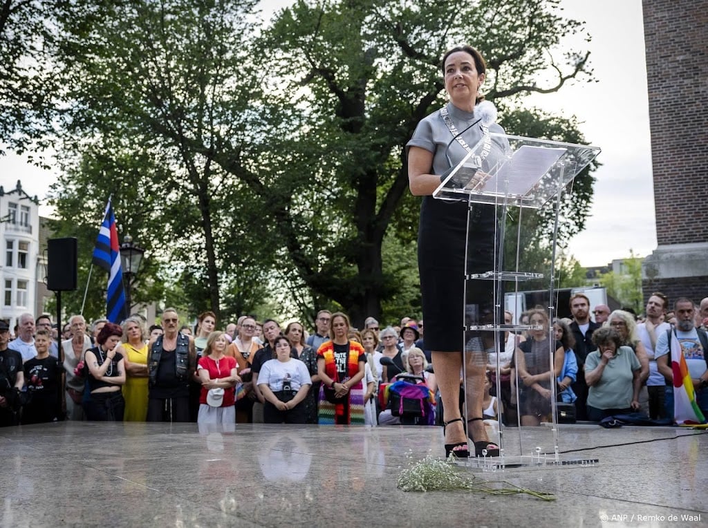 Duizenden mensen bijeen in Amsterdam na aanslag Pride Berlijn