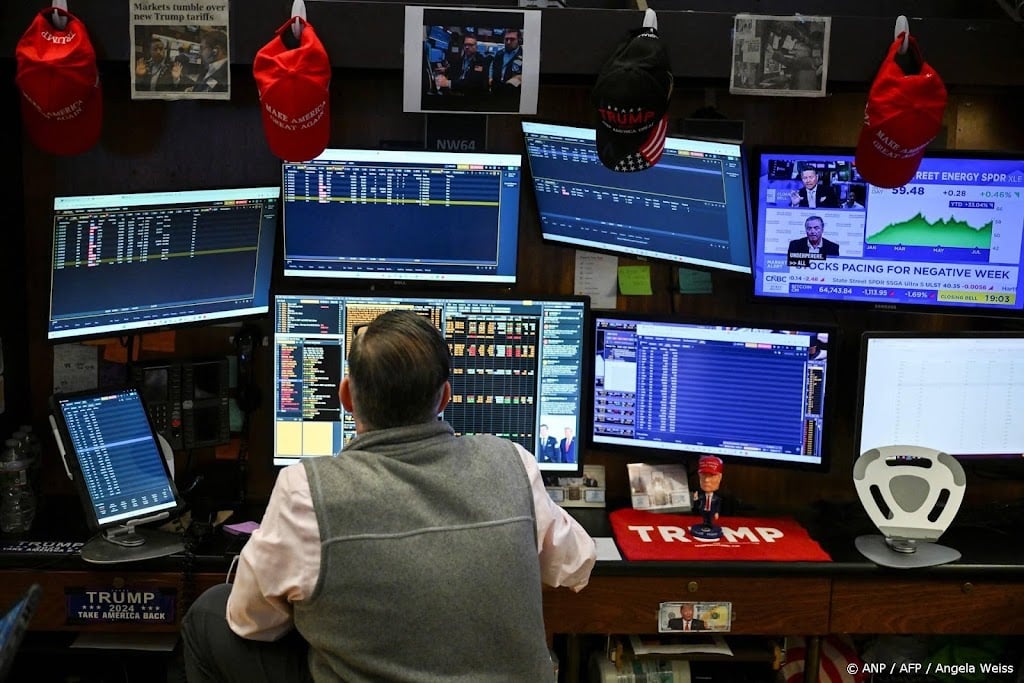Chipbedrijven dalen op gemengd Wall Street, olieprijzen lager