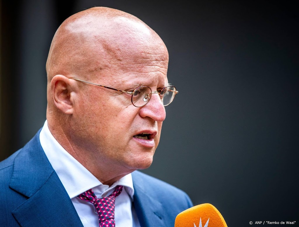 Grapperhaus maakt twee keer 'coronaboete' over aan Rode Kruis