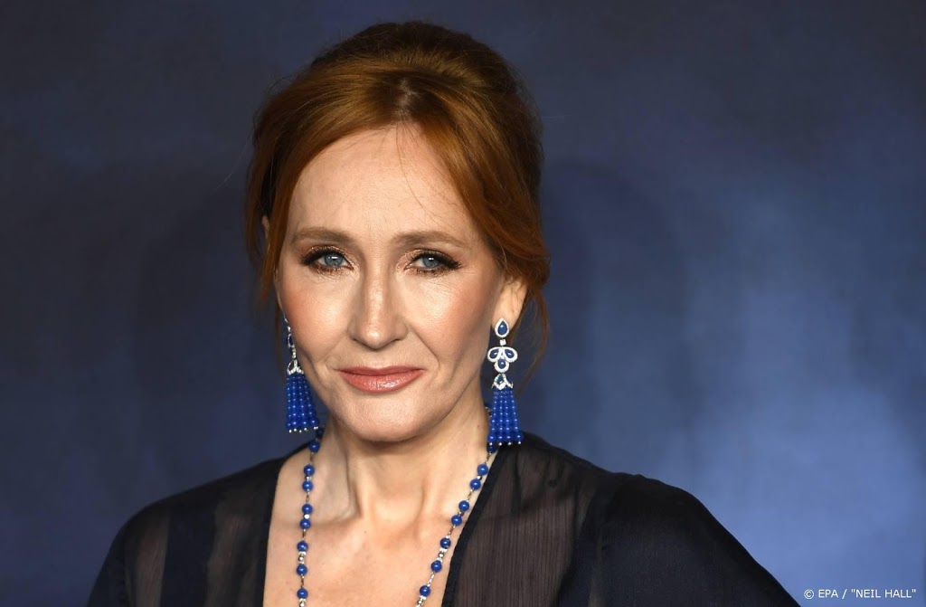 Harry Potter-auteur Rowling geeft prijs terug na transrel