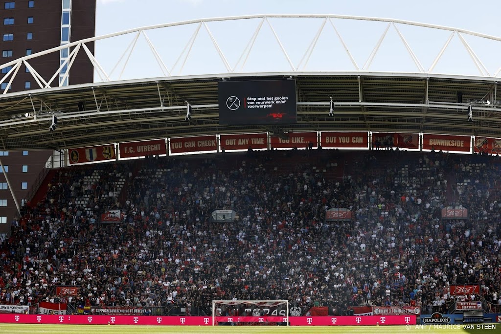 FC Utrecht - Ajax even stilgelegd na vuurwerkbom op veld 