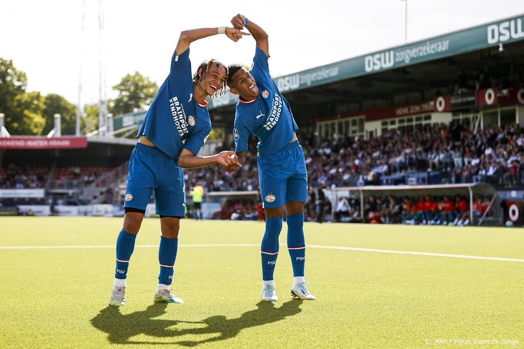 PSV makkelijk langs zwak Excelsior en blijft winnen in Eredivisie