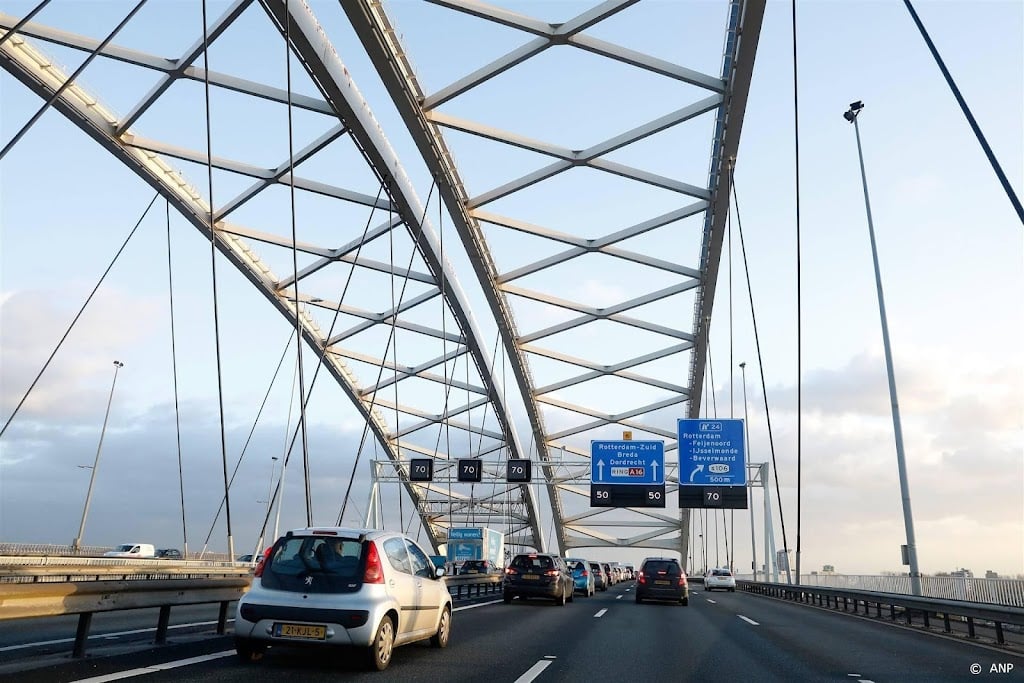 Van Brienenoordbrug beide kanten op dicht voor onderhoud 