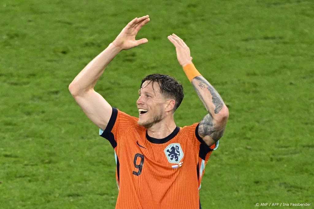 Spits Weghorst tekent na medische keuring bij Ajax 