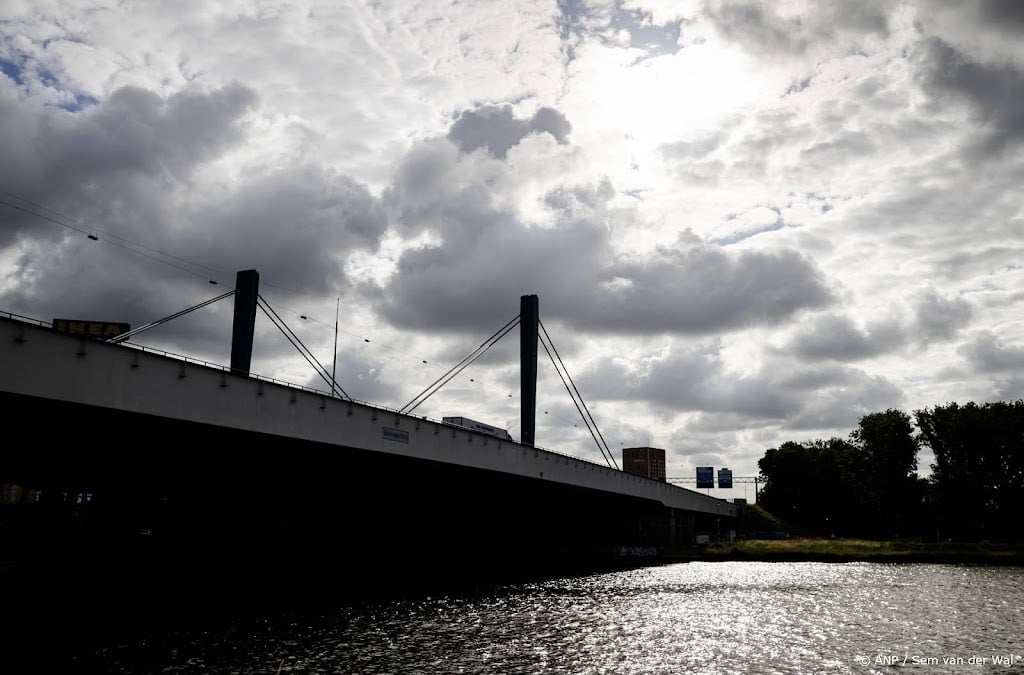 Nachtelijke sluiting kanaal 'heel vervelend' voor binnenvaart