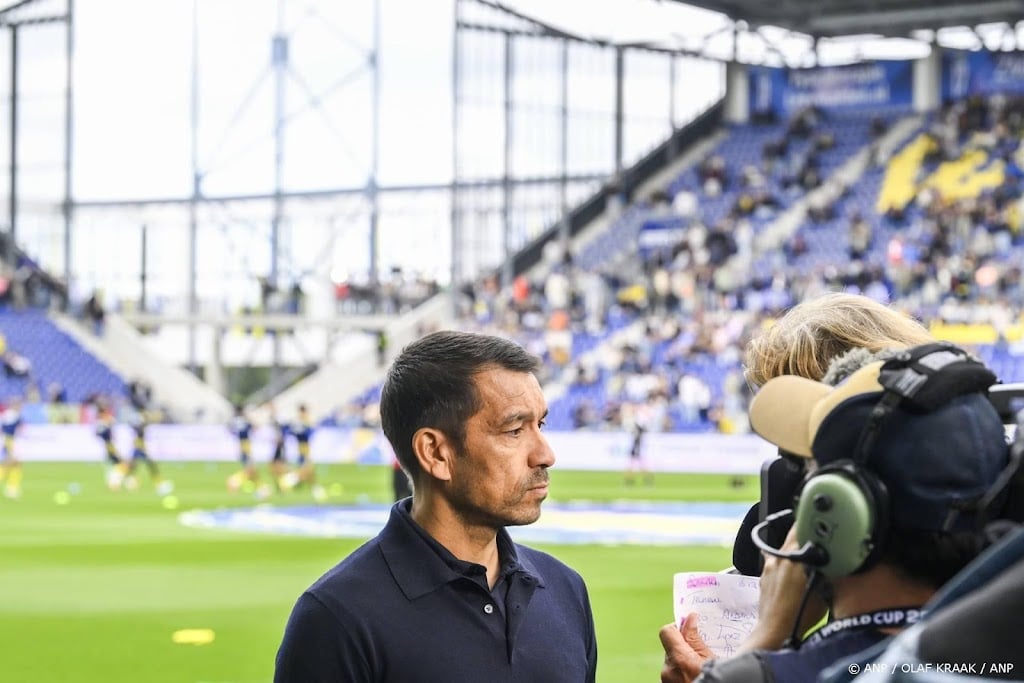 Van Bronckhorst vindt aandacht voor vuurwerkgeweld terecht 