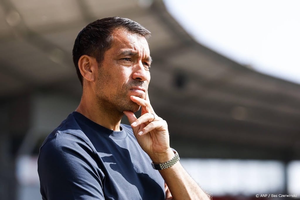 Van Bronckhorst kijkt uit naar ontmoeting met droomclub Barcelona