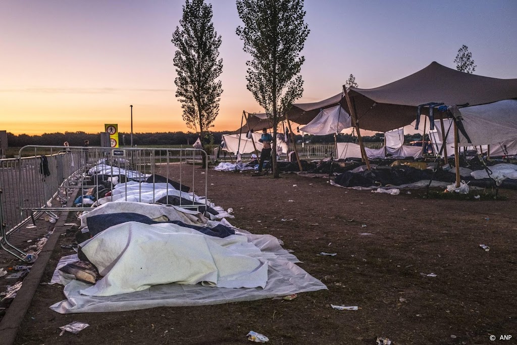 MiGreat: Tientallen asielzoekers buiten geslapen bij Ter Apel