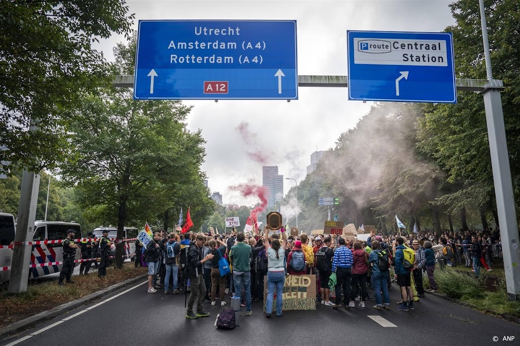 Blokkeerders A12 hebben weer vrij baan en lopen tunnelbak in