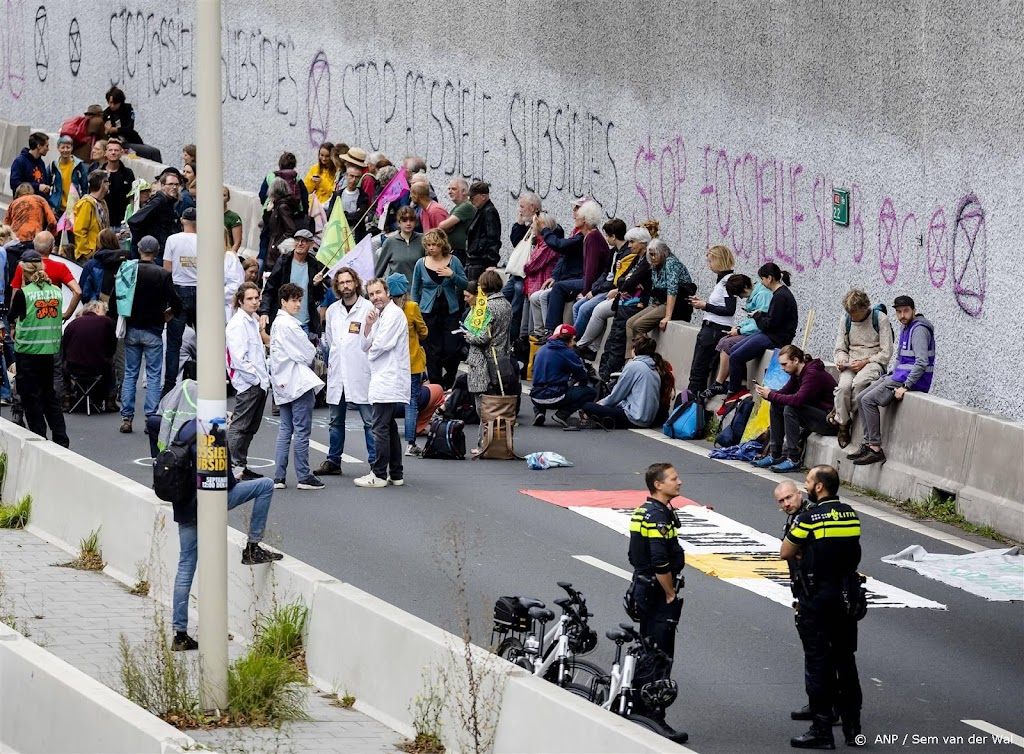 Politie maakt na vijf uur einde aan blokkade A12 in Den Haag