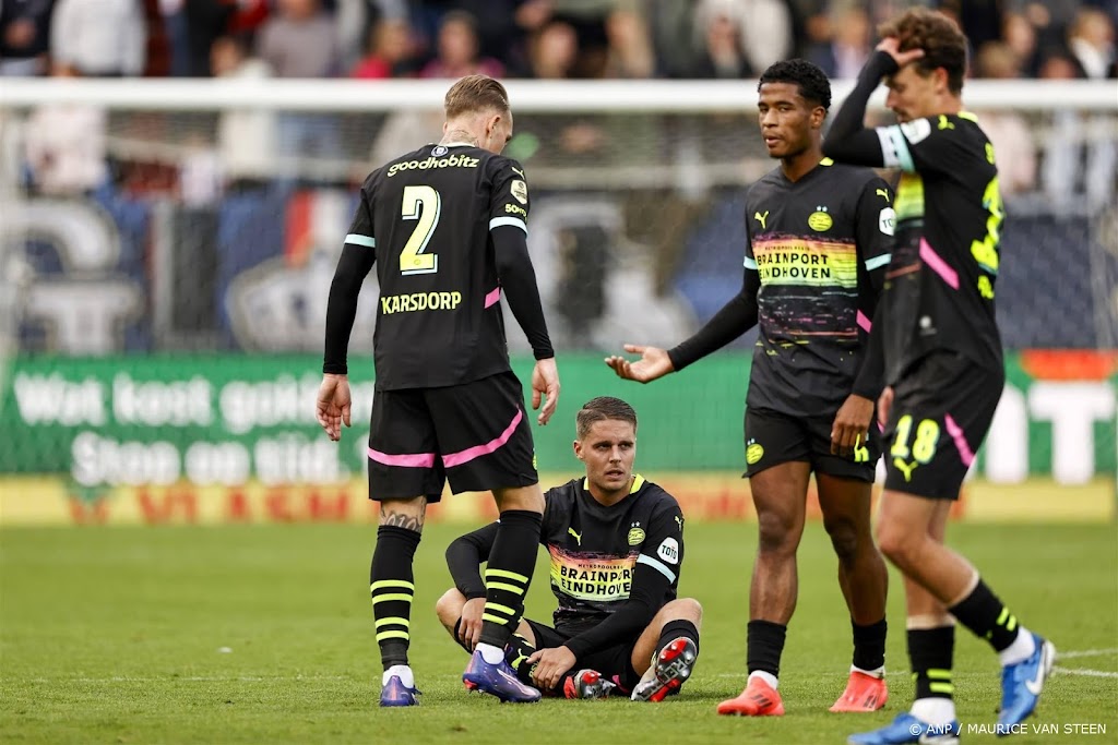 Middenvelder Veerman haakt geblesseerd af bij PSV