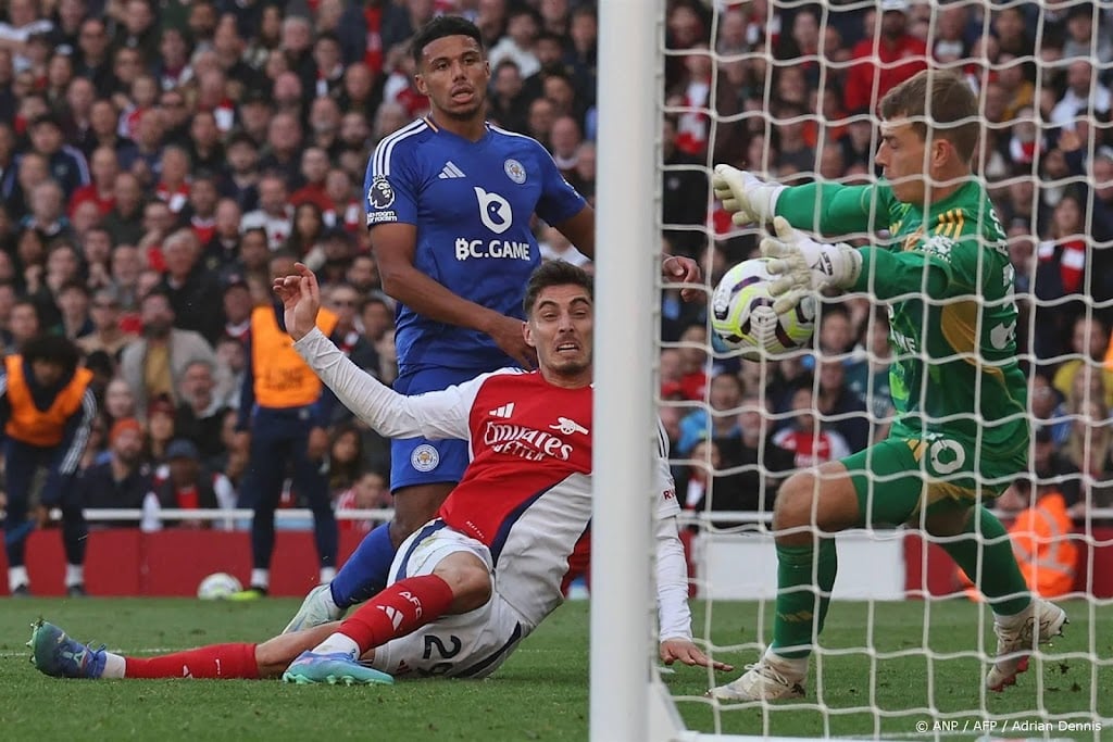 Arsenal nadert koppositie na late zege op Leicester City 