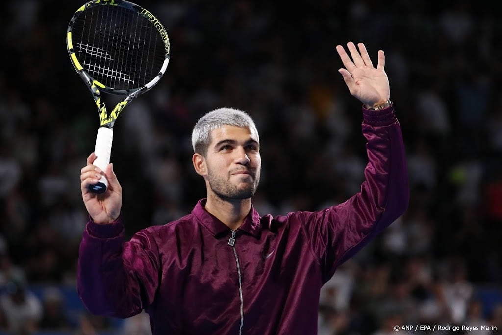 Alcaraz overtuigend naar halve finales tennistoernooi van Tokio