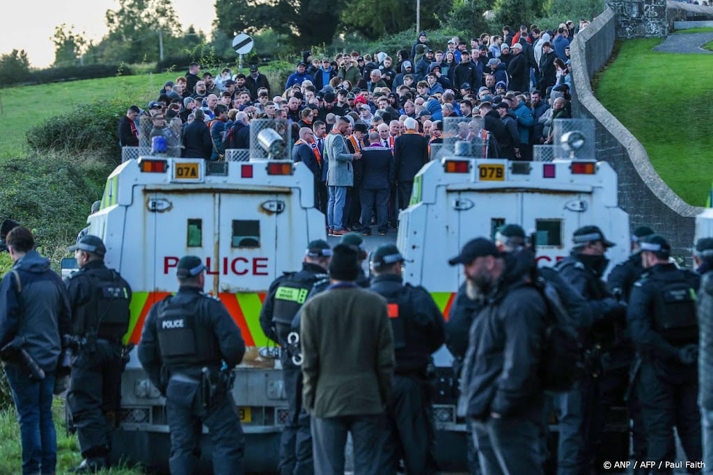 Demonstranten verlaten straat omstreden Oranjemars Noord-Ierland