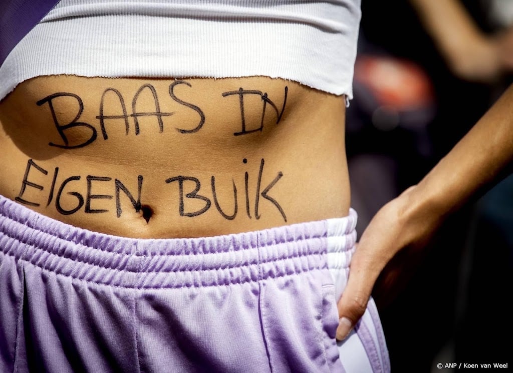 Dolle Mina's eisen in Den Haag dat abortus uit strafrecht gaat
