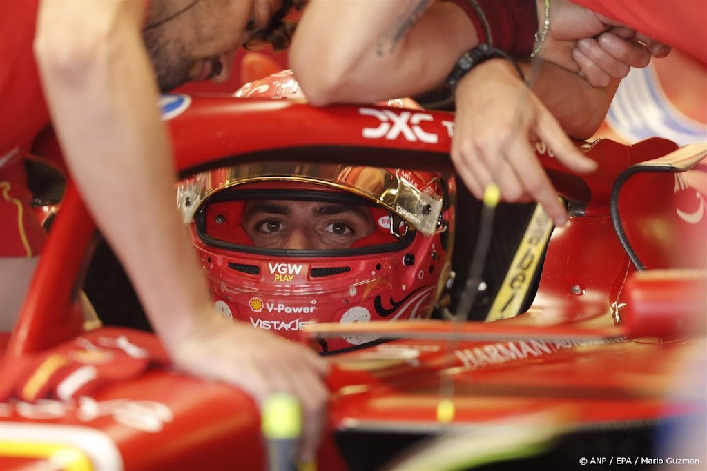 Sainz brengt met zege Ferrari voorbij Red Bull in teamstrijd