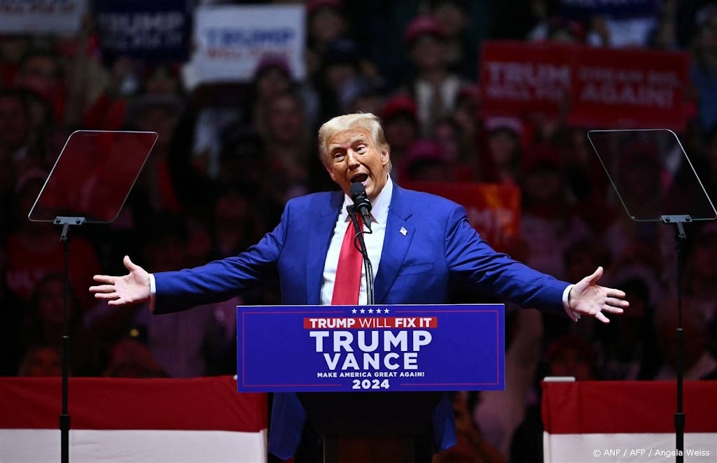 Verkiezingsbijeenkomst Trump in New York begint met grove taal