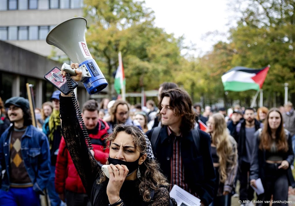 Khatibs toespraak te zien via laptop bij protest Nijmegen